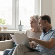 pareja-analizando-vivienda