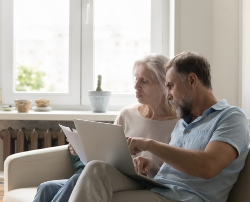 pareja-analizando-vivienda