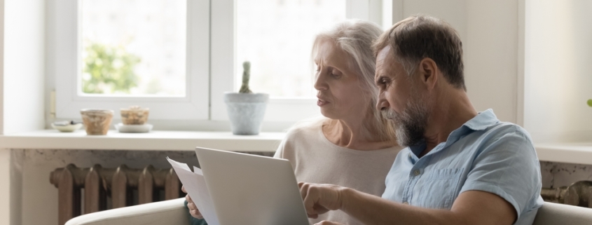 pareja-analizando-vivienda