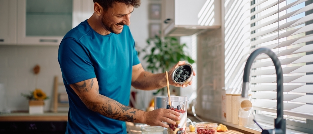 Hombre cocinando en su vivienda habitual
