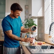Hombre cocinando en su vivienda habitual