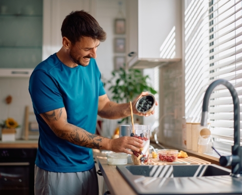Hombre cocinando en su vivienda habitual